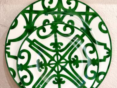 Platos de porcelana blanca pintados con rejas verdes.