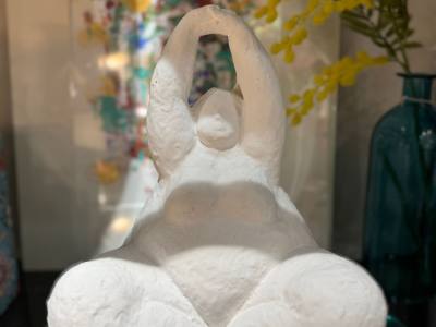 Figura de decoración de Mujer haciendo Yoga, en material de Cemento, en tono blanco o crema.