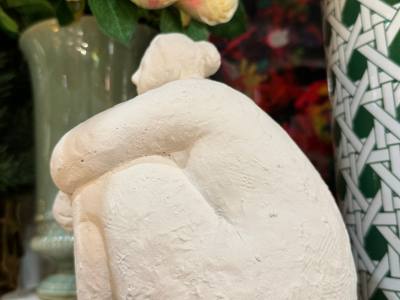 Figura de decoración de Mujer haciendo Yoga, en material de Cemento, en tono blanco o crema.