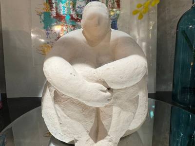 Figura de decoración de Mujer haciendo Yoga, en material de Cemento, en tono blanco o crema.