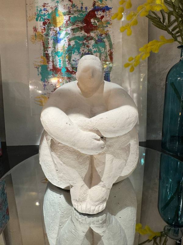 Figura de decoración de Mujer haciendo Yoga, en material de Cemento, en tono blanco o crema.