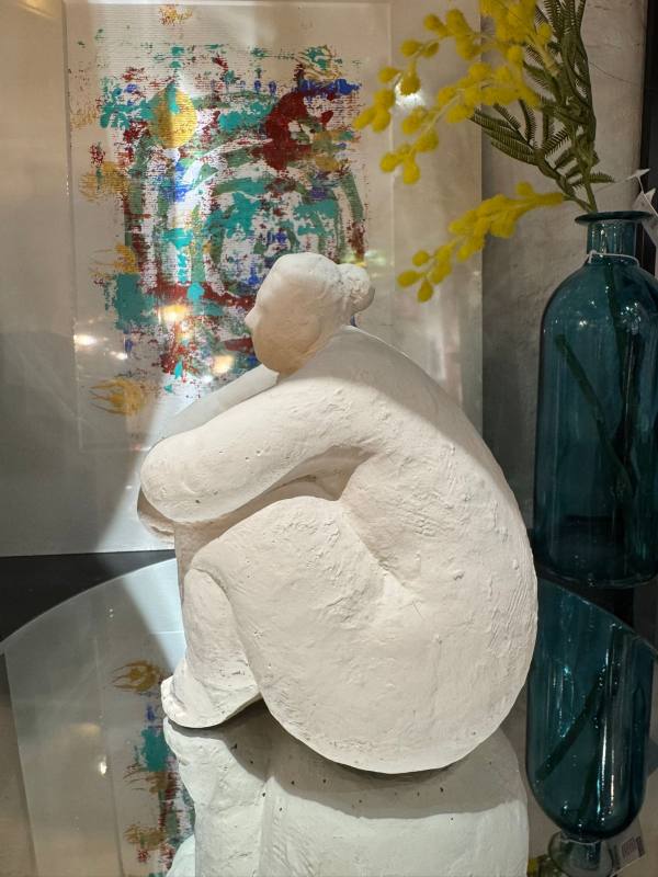 Figura de decoración de Mujer haciendo Yoga, en material de Cemento, en tono blanco o crema.