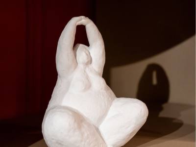 Figura de decoración de Mujer haciendo Yoga, en material de Cemento, en tono blanco o crema.